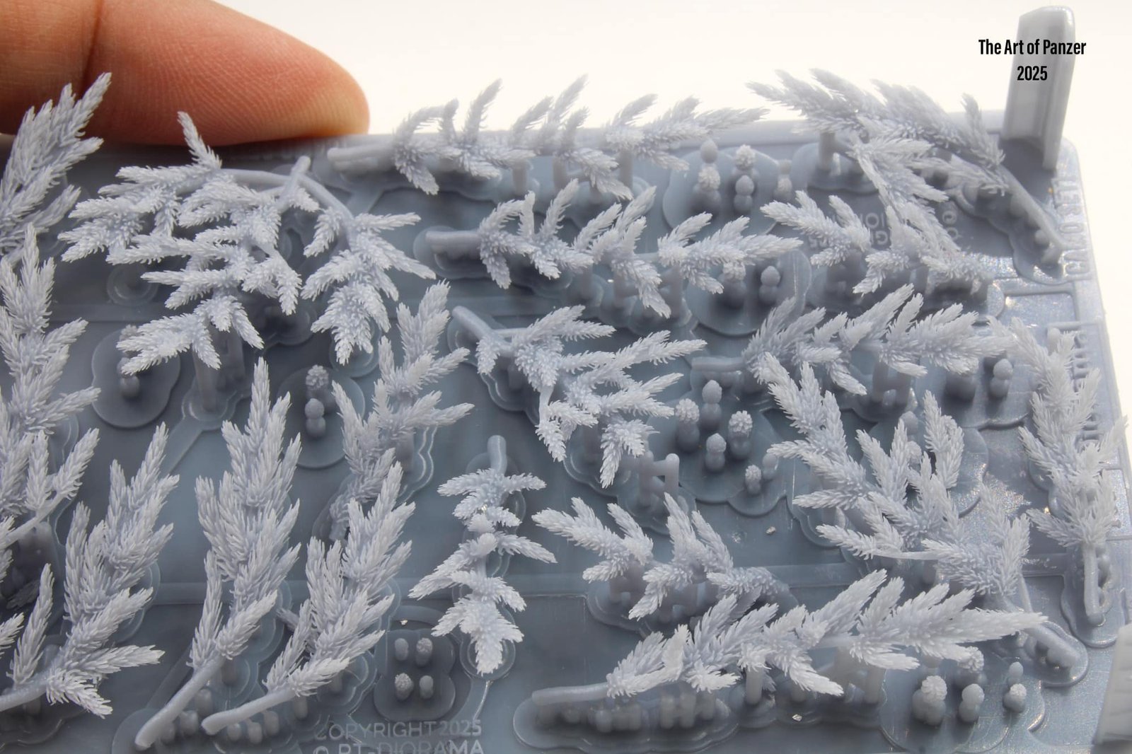 RT Diorama 1/35 Coniferous Branches [Camo Foliage] - Hobby Sense