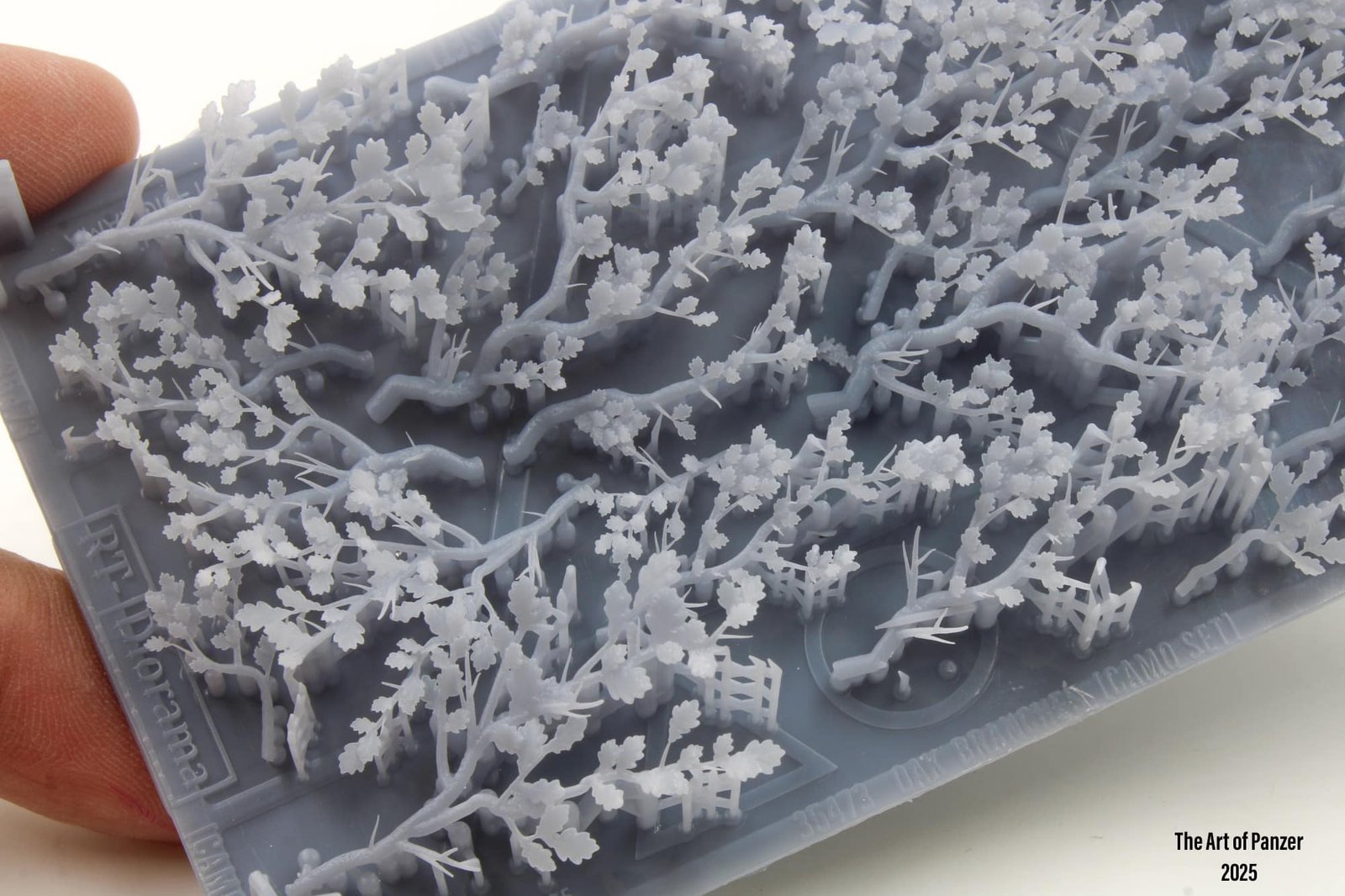 RT Diorama 1/35 Oak Branches [Camo Foliage] - Hobby Sense