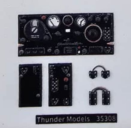 Thunder Model 1/35 CMP in LRDG service LRDG F30 Wireless Truck