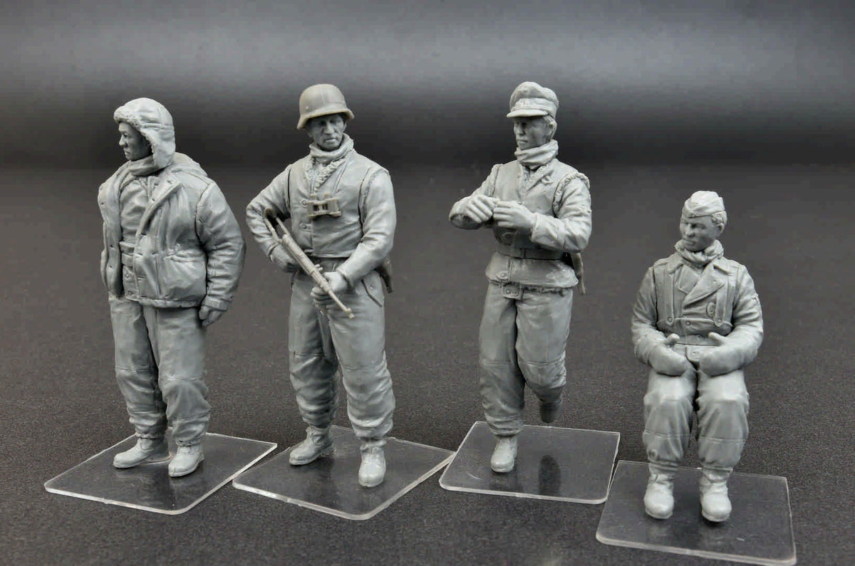 1/35 German Tank Crew, Kharkov 1943 - Hobby Sense