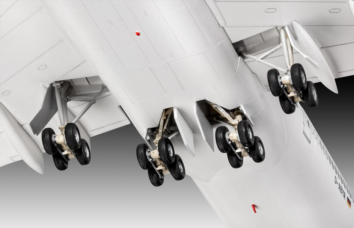 Revell 1/144 Boeing 747-8 Lufthansa 