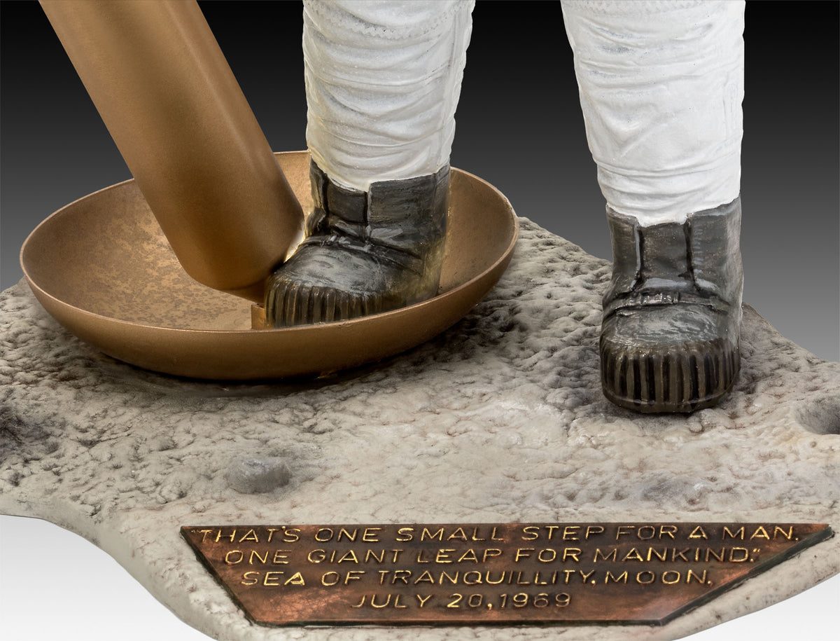 1/8 Apollo 11 Astronaut on the Moon - Hobby Sense