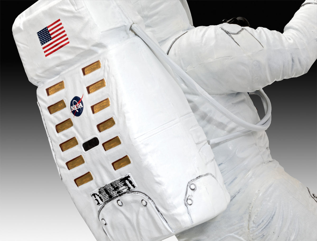 1/8 Apollo 11 Astronaut on the Moon - Hobby Sense