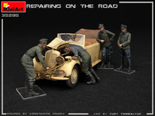 1/35 Repairing on the Road (Typ 170V Personenwagen Cabrio & 4 Figures) - Hobby Sense