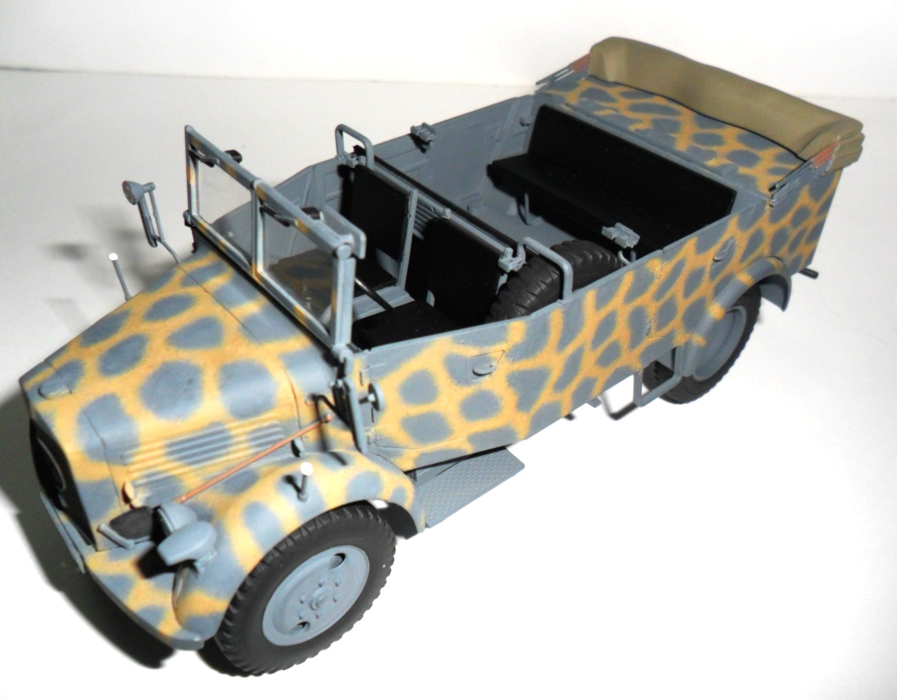 1/35 L1500A (Kfz.70) WWII German personnel car - Hobby Sense