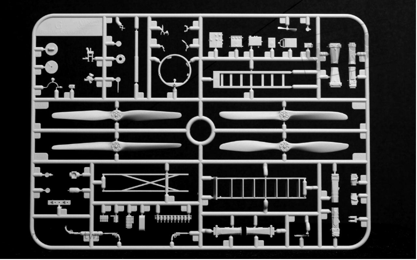 1/32 Sopwith F.1 Camel & LVG C.VI 