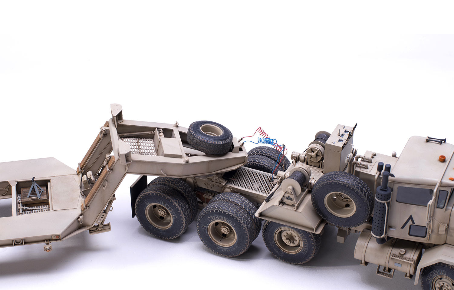 1/35 US M911 C-HET (8x6) and M747 Heavy Equipment Semi-Trailer - Hobby Sense