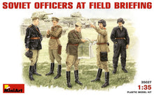 1/35 Soviet Officers at Field Briefing - Hobby Sense