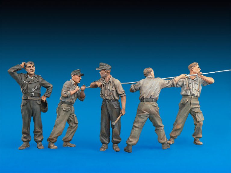 1/35 German Tank Crew at Work. Special Edition - Hobby Sense