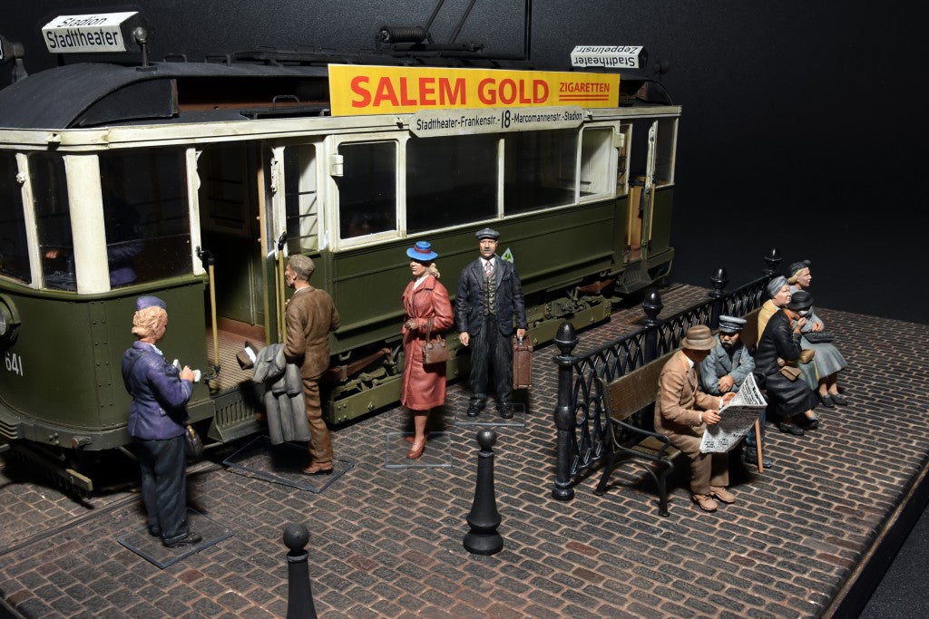 1/35 European Tramcar with Crew & Passengers - Hobby Sense