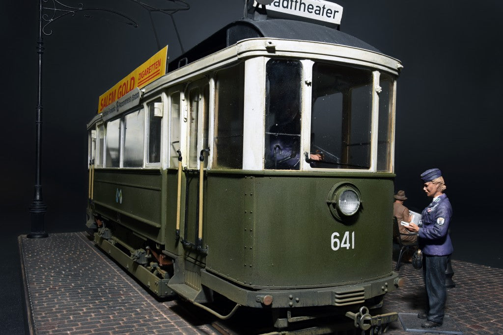 1/35 European Tramcar with Crew & Passengers - Hobby Sense