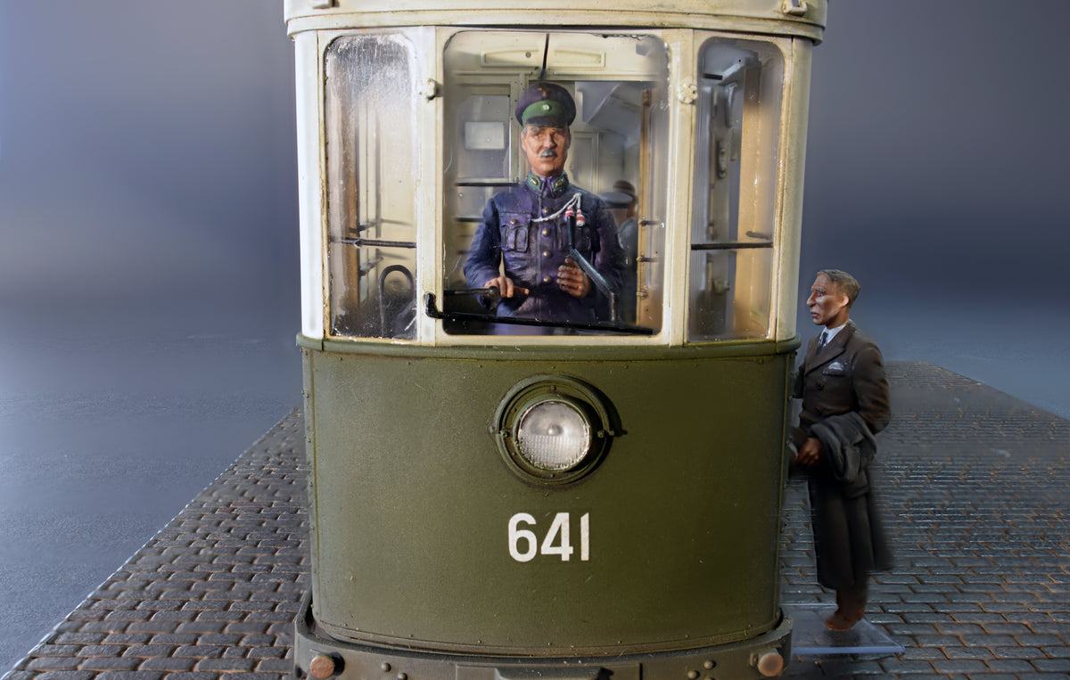 1/35 European Tramcar with Crew & Passengers - Hobby Sense