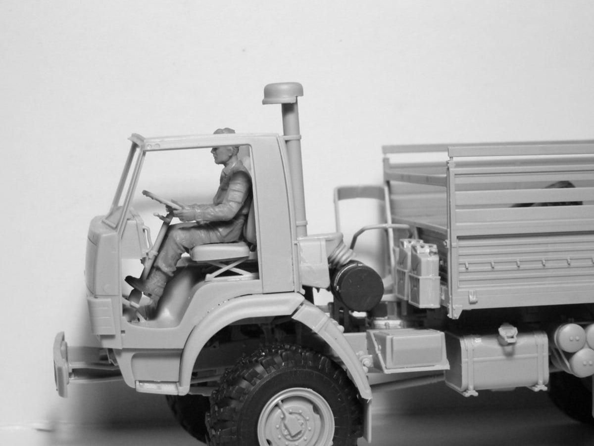 1/35 ZiL-131 KShM with Soviet Drivers - Hobby Sense