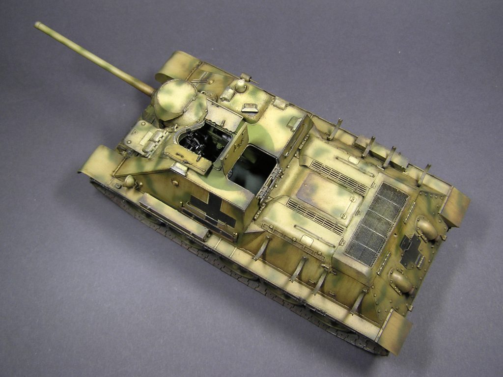 1/35 Jagdpanzer SU-85 ( r ) with Crew - Hobby Sense