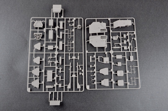 1/35 Soviet Launcher with R17 Rocket Missile Complex 