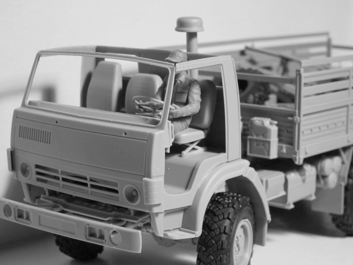 1/35 ZiL-131 KShM with Soviet Drivers - Hobby Sense