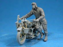 1/35 U.S. Soldier Pushing Motorcyclе - Hobby Sense