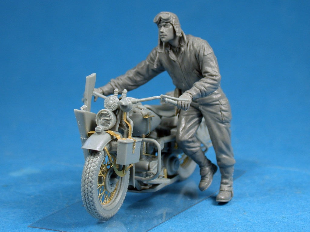 1/35 U.S. Soldier Pushing Motorcyclе - Hobby Sense
