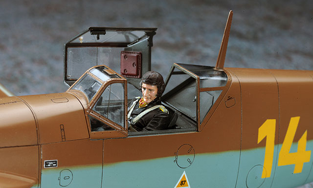 1/32 Messerschmitt Bf109F-4 Trop - Hobby Sense